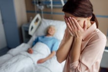 Giọt nước mắt muộn màng của con gái sau khi rút tiền của mẹ