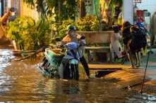 TP.HCM ngập trong nước bẩn khi triều cường dâng cao