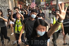 Bụng đói đứng ở tuyến đầu, cậu thiếu niên nguyện xả thân để bảo vệ Hồng Kông