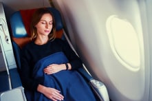 7 mẹo giúp bạn ngủ ngon trên máy bay