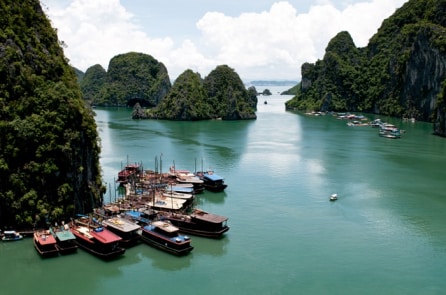 Tạm dừng đề xuất tăng phí tham quan vịnh Hạ Long