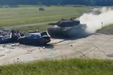 Điều gì xảy ra khi chiếc xe tăng tốc độ cao đâm vào xe hơi?