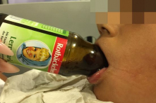 Giải pháp thông minh để kéo lưỡi của trẻ mắc kẹt trong chai