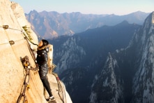 100 người ngã tử vong mỗi năm, vì sao người ta vẫn leo lên đỉnh Hoa Sơn?