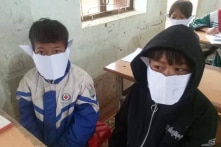 Thủ thư, hiệu trưởng bị phê bình vì tấm ảnh ‘học sinh đeo khẩu trang giấy’