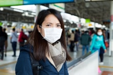 Nhật Bản tạo ra loại khẩu trang phát sáng nếu người đeo mắc COVID-19