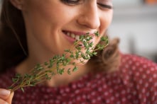 Trị hôi miệng: Nên chọn nước súc miệng sát khuẩn hay lá cây?