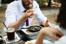 Một người có giáo dưỡng hay không nhìn vào tướng ăn là có thể biết