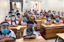 Học sinh có cần đeo kính chắn giọt bắn?