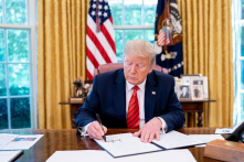 TT Trump ký sắc lệnh chặn các thể chế liên bang sử dụng lao động nước ngoài