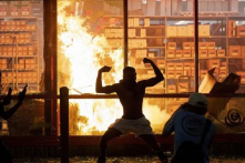 Bạo loạn phá vỡ luật pháp và trật tự