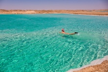 Hồ muối trong vắt ở ốc đảo Ai Cập, bạn có thể nổi trên mặt nước