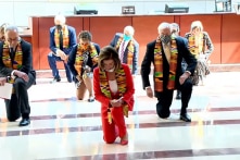 Khi cánh tả “quỳ mọp”, ông Trump kiên quyết không quỳ vì phẩm giá quốc gia