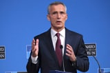 Ngày 26/6/2019, Tổng thư ký NATO Jens Stoltenberg phát biểu tại một cuộc họp báo về kết quả cuộc họp các Bộ trưởng Ngoại giao NATO tại trụ sở NATO ở Brussels, Bỉ.