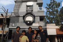 Người đàn ông xây nhà giống máy ảnh, đặt tên con theo hãng máy ảnh