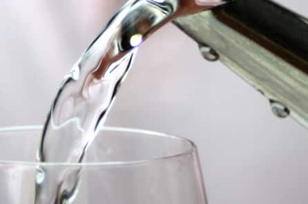 Cách uống nước thông thái