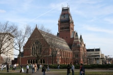 Vì sao học sinh sinh viên Mỹ ít có khuynh hướng bảo thủ?