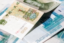 Trung Quốc và Nga dần bỏ đồng đôla để tiến tới “liên minh tài chính”