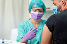 Vắc-xin COVID-19: Tiêm hay không tiêm vẫn là vấn đề tranh cãi ở nhiều quốc gia