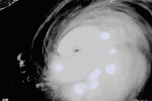 Nhà khoa học Mỹ bay vào trong cơn bão Laura để quay lại hình ảnh hiếm có