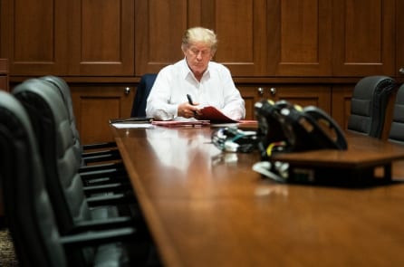 Tổng thống Trump 70 tuổi miệt mài làm việc là vì ai?