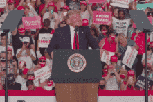 TT Trump xuất hiện tràn đầy năng lượng tại cuộc vận động tranh cử ở Florida