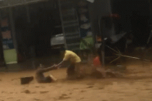 Sửng sốt cảnh người bị cuốn trôi trong nước lũ tại Nam Trà My (Quảng Nam)