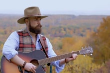 Nhạc sĩ ra bài hát cổ vũ tinh thần người Mỹ trong cảnh nội loạn