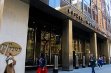 Vắc-xin COVID-19 của Pfizer: Tin vui hay họa ngầm với kinh tế Mỹ?