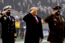 Cảnh hiếm thấy: Giám đốc tình báo tháp tùng TT Trump xem đấu bóng