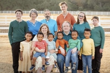 Đôi vợ chồng tốt bụng nhận nuôi 6 đứa trẻ là anh chị em ruột