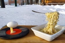 Mì và trứng lơ lửng trong băng giá -45 độ ở Siberia