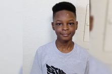 Cậu bé 11 tuổi cứu em và nhảy khỏi cửa sổ tầng 2 khi nhà bị cháy