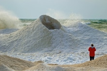 “Núi lửa băng” phun nước ở Kazakhstan thu hút lượng lớn du khách