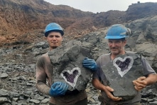 Cắt đá, thợ mỏ bất ngờ phát hiện vỉa thạch anh tím hình trái tim