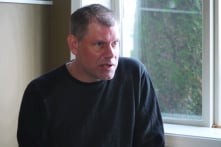 Một người đàn ông bị hầu tòa vì phản đối con gái mình chuyển giới