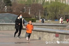 Xúc động bé gái 7 tuổi chạy 10 km mỗi ngày để có sức khỏe hiến tủy cho chị