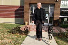 Ông Joe Biden nói: “Không đùa đâu, chó có thể giúp chữa bệnh ung thư.”