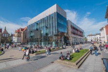 Đại học Manchester khuyến nghị nhân viên không sử dụng các từ chỉ định giới tính