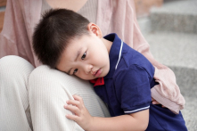 Điều gì khiến một đứa trẻ trở nên nhút nhát?