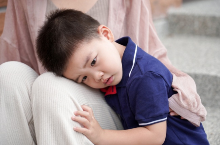 Điều gì khiến một đứa trẻ trở nên nhút nhát?