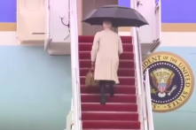 Ông Biden lại vấp suýt ngã khi đi lên cầu thang của Không lực Một