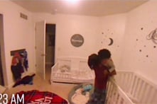 Ấm lòng cảnh anh trai 10 tuổi thức dậy lúc nửa đêm để dỗ em