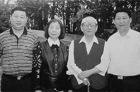 Quan trường TQ: Mao và hòa thượng bí ẩn, Giang thao túng Hồ, Tập được cha hỗ trợ