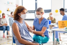 Một phụ nữ Hy Lạp tử vong sau khi tiêm vắc-xin được 20 phút
