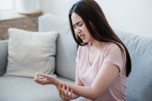 Nguyên nhân và cách xử lý hiện tượng tê tay khi ngủ