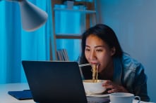4 hành động trước khi đi ngủ rất gây hại cho gan