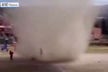 Vị trọng tài “đi trong gió” khi cơn lốc cát bất ngờ ập đến sân bóng