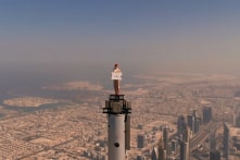 Người phụ nữ quay quảng cáo trên đỉnh của tòa nhà cao nhất thế giới