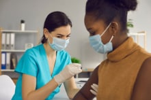 Nghiên cứu mới: Miễn dịch tự nhiên bảo vệ tốt hơn so với vắc-xin COVID-19 